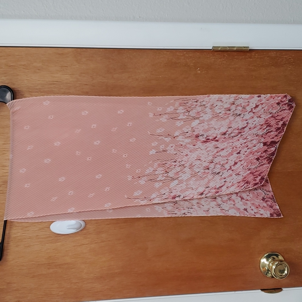 Medium length neck scarf